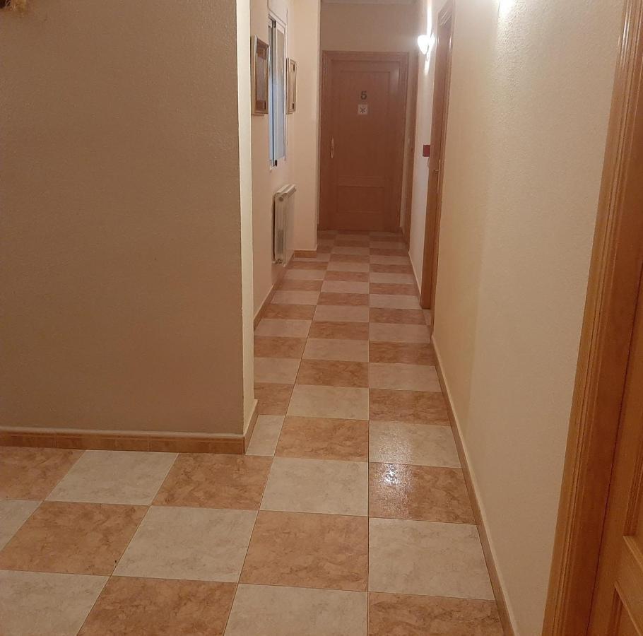 Hostal Los Amigos La Roda Buitenkant foto