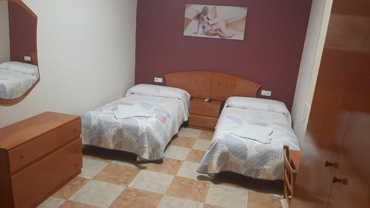 Hostal Los Amigos La Roda Buitenkant foto