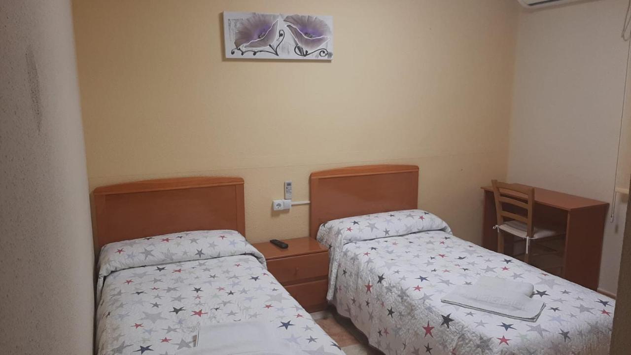 Hostal Los Amigos La Roda Buitenkant foto