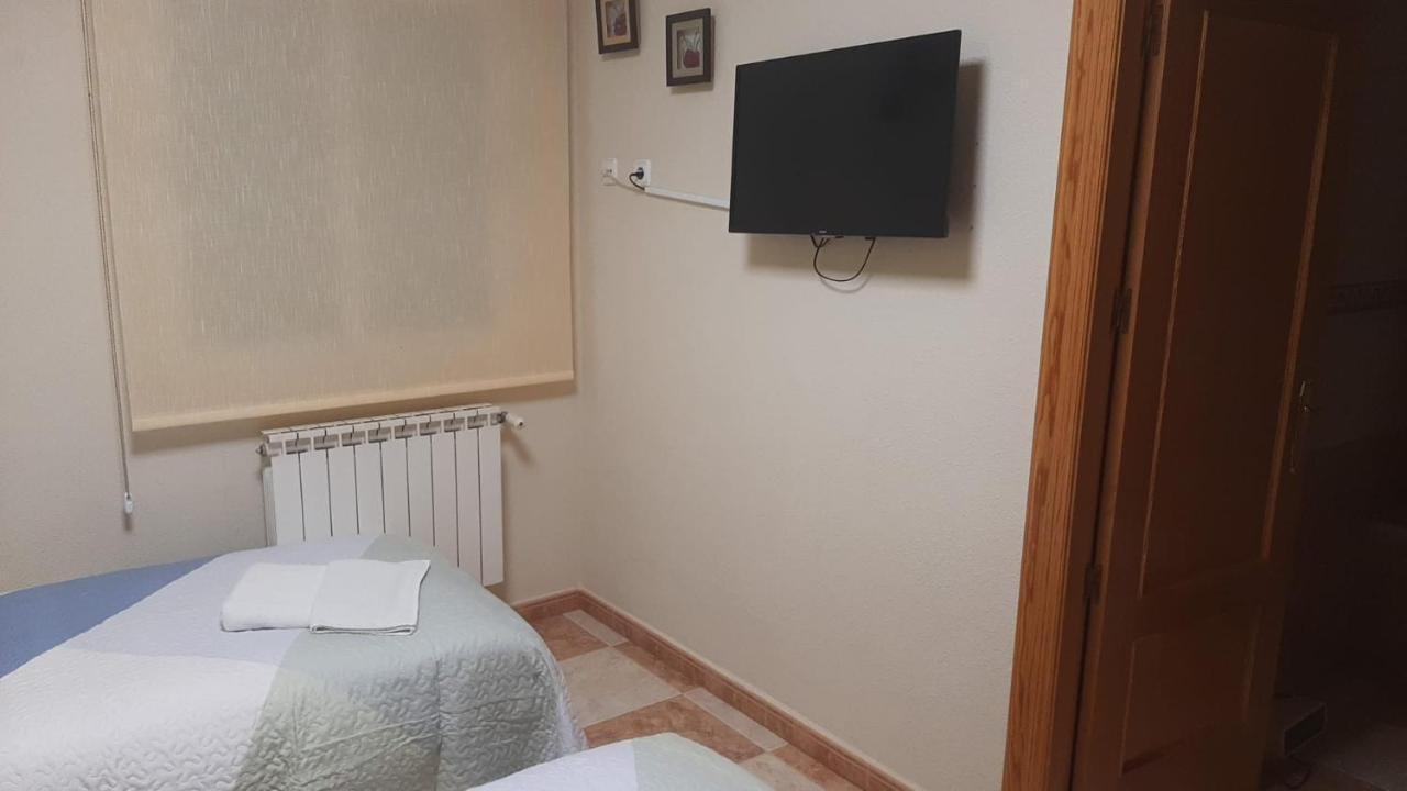Hostal Los Amigos La Roda Buitenkant foto