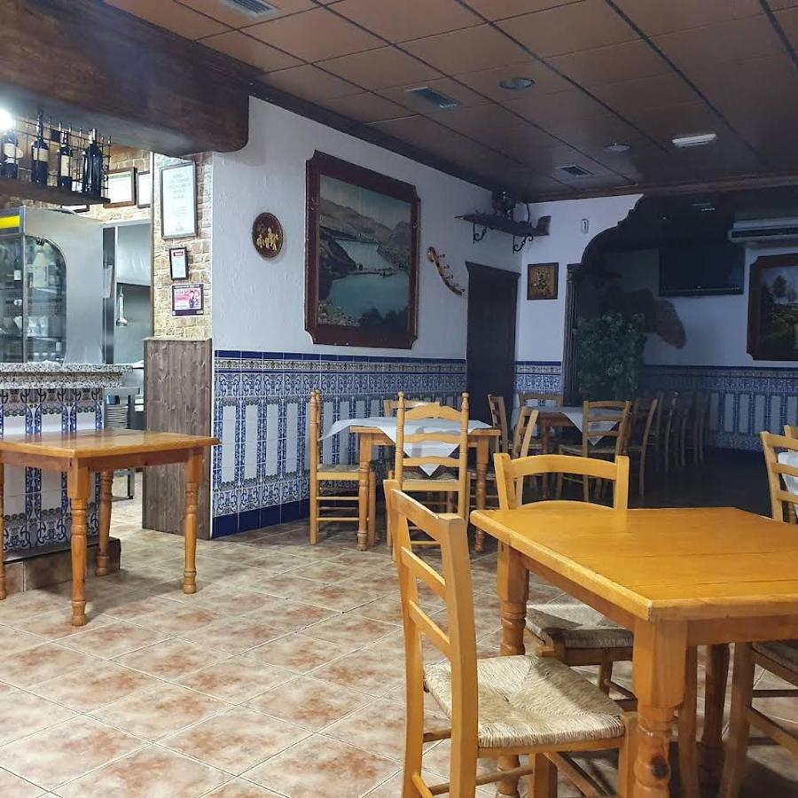 Hostal Los Amigos La Roda Buitenkant foto