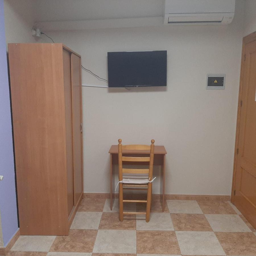 Hostal Los Amigos La Roda Buitenkant foto