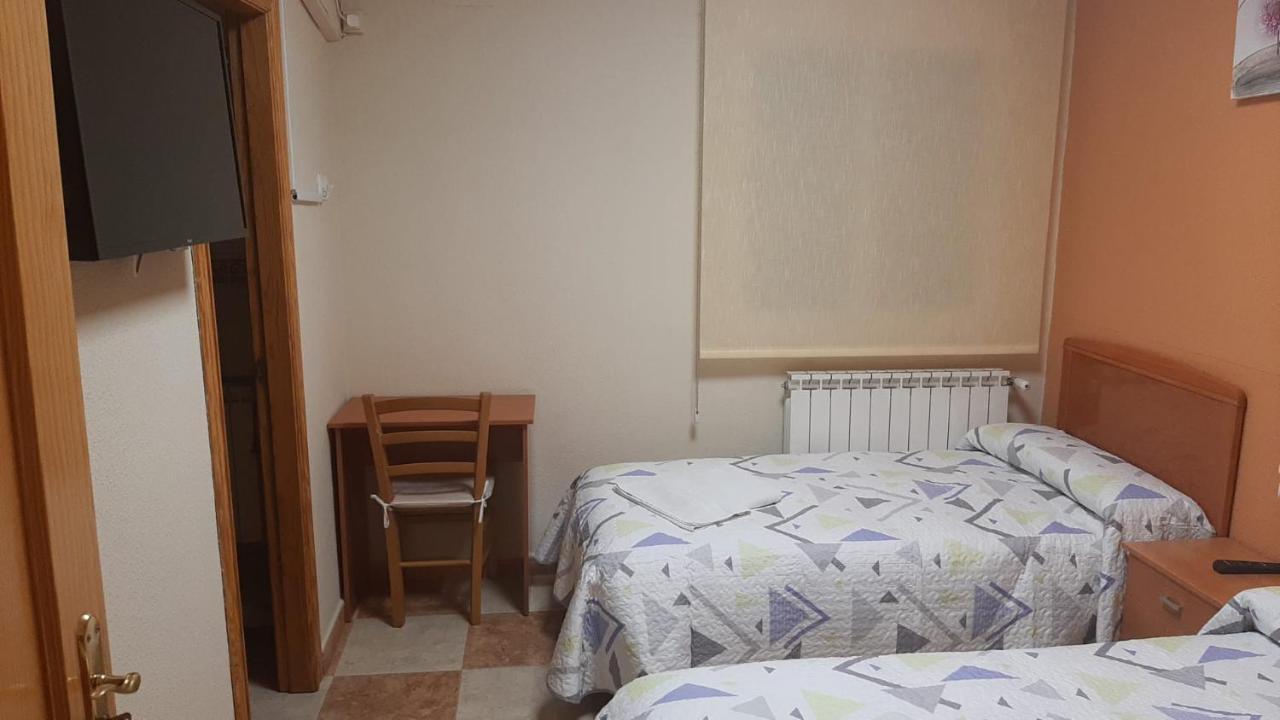 Hostal Los Amigos La Roda Buitenkant foto