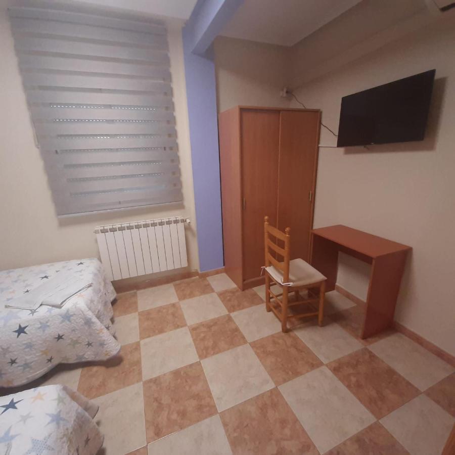 Hostal Los Amigos La Roda Buitenkant foto